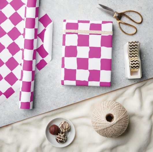 Elegantes White and Fuchsia Checkerboard Malerei Geschenkpapier (Kunsthandwerk)