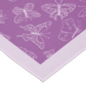 Elegantes White Butterfly Muster Lila personalisie Tischdecke (Schrägansicht)