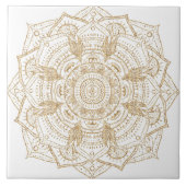 Elegantes White & Gold Mandala Handgezeichnetes De Fliese (Vorderseite)
