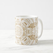 Elegantes White & Gold Mandala Handgezeichnetes De Kaffeetasse (VorderseiteRechts)