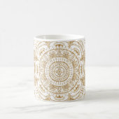 Elegantes White & Gold Mandala Handgezeichnetes De Kaffeetasse (Mittel)