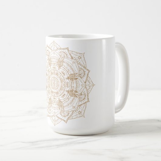 Elegantes White & Gold Mandala Handgezeichnetes De Kaffeetasse (VorderseiteRechts)