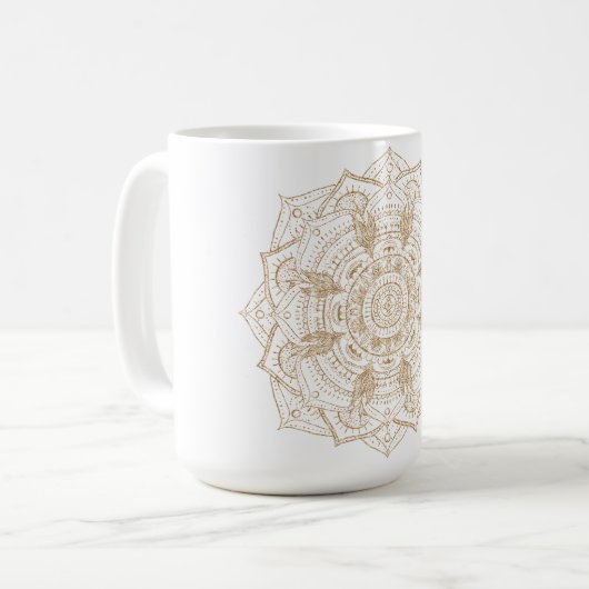 Elegantes White & Gold Mandala Handgezeichnetes De Kaffeetasse (Vorderseite Links)