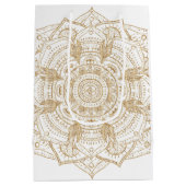Elegantes White & Gold Mandala Handgezeichnetes De Mittlere Geschenktüte (Rückseite)