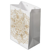 Elegantes White & Gold Mandala Handgezeichnetes De Mittlere Geschenktüte (Rückseite Schrägansicht)