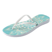 Elegantes White Gold Mandala Sky Blue Design Badesandalen (Schrägansicht)
