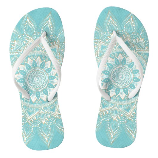 Elegantes White Gold Mandala Sky Blue Design Badesandalen (Fußbett)