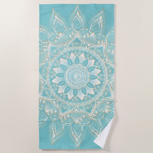 Elegantes White Gold Mandala Sky Blue Design Strandtuch (Vorderseite)