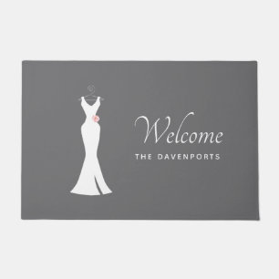 Elegantes White Gown on Gray - Stilvolles, einfach Fußmatte