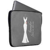 Elegantes White Gown on Gray - Stilvolles, einfach Laptopschutzhülle (Vorne Rechts)
