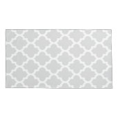 Elegantes White & Gray Ikat Quatrefolienmuster Kissenbezug (Rückseite)