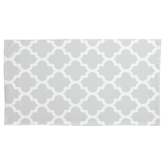 Elegantes White & Gray Ikat Quatrefolienmuster Kissenbezug (Vorderseite)
