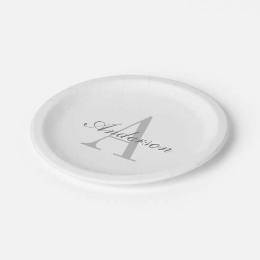 Elegantes White & Gray Monogramm Pappteller (Schrägansicht)