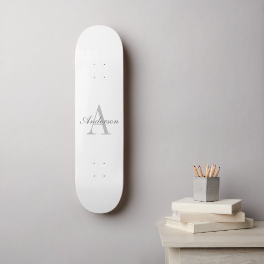 Elegantes White & Gray Monogramm Skateboard (Wandkunst)