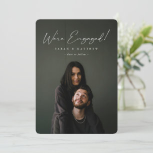 Elegantes White Hand Writing Script Verlobung Foto Ankündigung