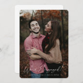 Elegantes White Hand Writing Script Verlobung Foto Ankündigung (Vorne/Hinten)