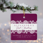 Elegantes White Lace Baby's First Christmas Foto Keramikornament<br><div class="desc">Minimal und elegant, einfach das erste Weihnachtsgebäck und das erste Foto der Geburt Stats bewahren Foto-Ornament. Das Design besticht durch ein elegantes Imitat mit weißem Spitzen-Design. Passen Sie den Namen, das Datum, die Uhrzeit und die Geburtsdaten Ihres Babys an und fügen Sie das Foto Ihres Babys auf die Rückseite des...</div>