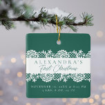 Elegantes White Lace Baby's First Christmas Foto Keramikornament<br><div class="desc">Minimal und elegant, einfach das erste Weihnachtsgebäck und das erste Foto der Geburt Stats bewahren Foto-Ornament. Das Design besticht durch ein elegantes Imitat mit weißem Spitzen-Design. Passen Sie den Namen, das Datum, die Uhrzeit und die Geburtsdaten Ihres Babys an und fügen Sie das Foto Ihres Babys auf die Rückseite des...</div>