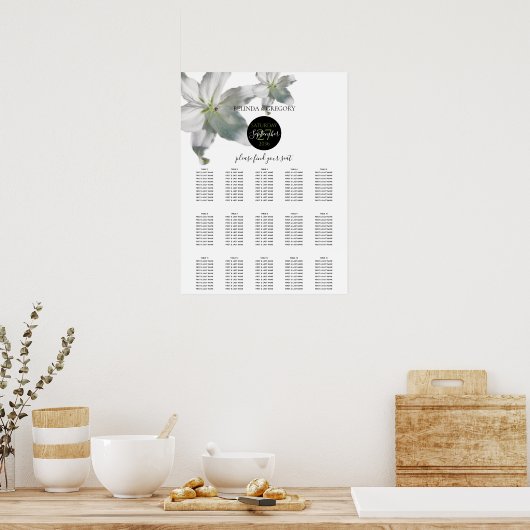 Elegantes White Lilies Wedding Seating Chart Poster (Küche)