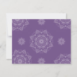 Elegantes White Mandala Muster im Lila Hintergrund Postkarte