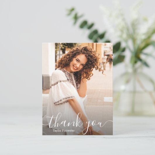 Elegantes White Script Dankeschön Foto Abschluss Postkarte (Stehend Vorderseite)