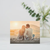 Elegantes White Script Foto Hochzeit Speichern Sie Ankündigungspostkarte (Stehend Vorderseite)