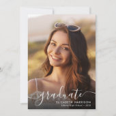 Elegantes White Script Foto Overlay Graduate Ankündigung (Vorderseite)