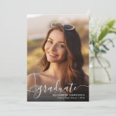 Elegantes White Script Foto Overlay Graduate Ankündigung (Stehend Vorderseite)