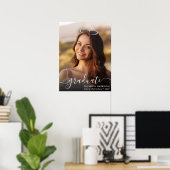 Elegantes White Script Foto Overlay Graduate Poster (Heimbüro)