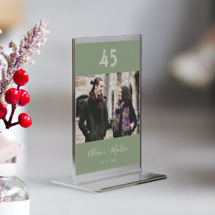 Elegantes White Script Sage Green Foto Hochzeit Tischnummer