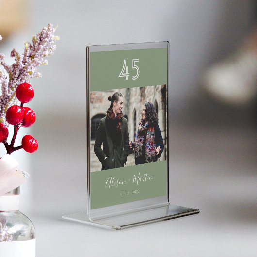 Elegantes White Script Sage Green Foto Hochzeit Tischnummer