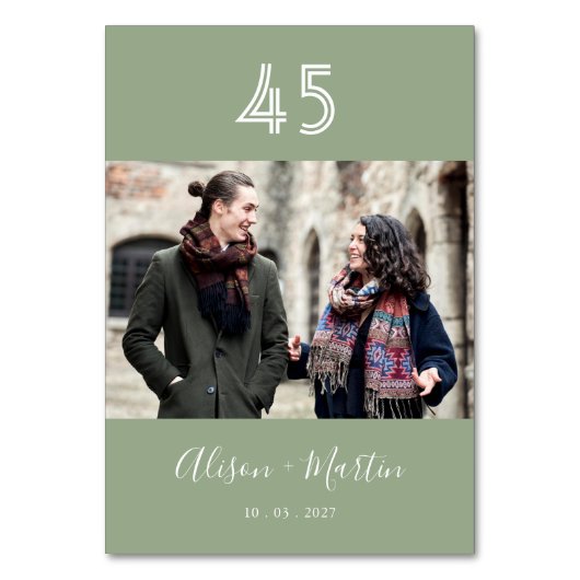 Elegantes White Script Sage Green Foto Hochzeit Tischnummer (Rückseite)