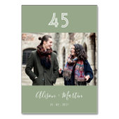 Elegantes White Script Sage Green Foto Hochzeit Tischnummer (Vorderseite)