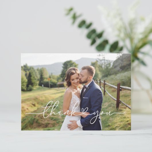 Elegantes White Script Wedding Foto Vielen Dank Dankeskarte (Stehend Vorderseite)