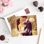 Elegantes White Script Wedding Foto Vielen Dank Postkarte<br><div class="desc">Classic Hochzeit danke Ihnen Post-Card-Vorlage verfügt über ein Foto auf der Vorder-und Rückseite, "Danke" in einem eleganten weißen Skript-Schriftart, und benutzerdefinierte Text danke Ihnen Nachricht, die personalisiert sein kann. Weißer Hintergrund auf der Rückseite der Karte kann durch Anpassen an die Farbe / Bearbeiten / Hintergrund angepasst werden. *Foto Tipp: Um...</div>