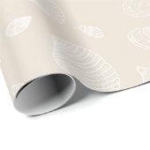 Elegantes White Seashells Beige Muster Geschenkpapier (Rolleneckpunkt)