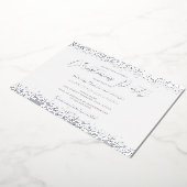 Elegantes White Silver Snowflake Weihnachts-Party Folieneinladung (Gedreht)