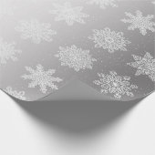 Elegantes White & Silver Snowflake Weihnachtsmuste Geschenkpapier (Ecke)