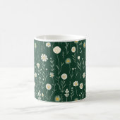 Elegantes Wildblumenmuster auf dunklem Grün Kaffeetasse (Mittel)