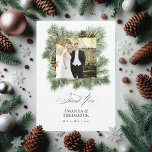Elegantes Winter Pine Christmas Wedding Foto Dankeskarte<br><div class="desc">Mit diesem eleganten Foto der Winterhochzeit bedanken Sie sich für Ihre Dankbarkeit, denn das Hotel verfügt über einen wunderschönen Rahmen aus Aquarellkiefern und Kiefernkiefern. Das Design ist einfach und dennoch raffiniert, mit eleganter Typografie, die das Foto des Ehepaares ergänzt. Ideal für eine Weihnachts- oder Feiertagshochzeit, diese Karte erfasst die Schönheit...</div>