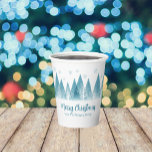 Elegantes Winter Trees Custom Blue Christmas Party Pappbecher<br><div class="desc">Eine elegante Reihe von Wintertannenbäumen und Schneeflocken über Ihrem personalisierten Frohen Weihnachtsskript und Ihrem Familiennamen in hübschem Blau unter dem schneebedeckten Wald. Moderne Feiertagsbecher mit Ihrer individuellen Nachricht.</div>