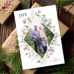 Elegantes Winter Watercolor Grüne Weißes Foto Feiertagskarte<br><div class="desc">Diese elegante und festliche Urlaubsfotokarte besticht durch einen wunderschönen geometrischen Rahmen aus Heiligen, Eukalyptusbäumen und Beeren auf klassisch weißem Hintergrund. Der bearbeitbare Gruß auf der Vorderseite sagt "JOY". Die Rückseite der Karte ist eine festliche rote Farbe. Sie können auch ein anderes Foto und/oder einen zusätzlichen Text auf der Rückseite hinzufügen....</div>