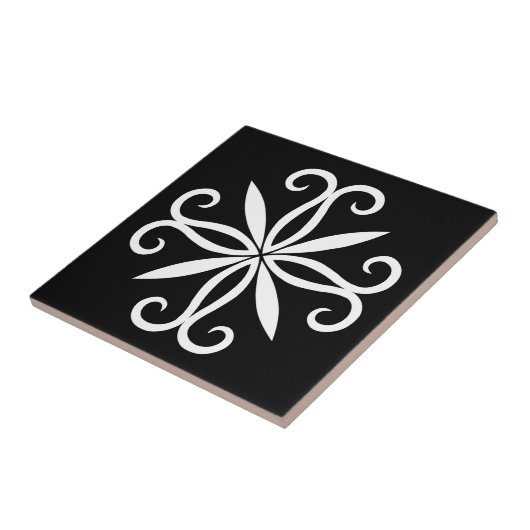 Elegantes Wirbles Motiv auf schwarz Fliese (Seite)