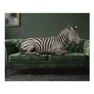Elegantes Zebra auf grünem Veloursofa Fotodruck