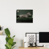 Elegantes Zebra auf grünem Veloursofa Poster (Heimbüro)