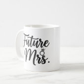 Elegantes "Zukünftige Mrs."-Schriftzug & Ring Verl Kaffeetasse (Vorderseite Links)