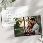 Elegantly Penned | FOTO SAVE THE DATE Ankündigungspostkarte<br><div class="desc">Eine elegante Hochzeitskarte Save the Date Postkarte, die für Ihr Lieblings-Foto in horizontaler oder landschaftsorientierter Vollblut-Verlobung konzipiert ist. Ihre Namen erscheinen als weißes Texteüberlagerungsbild in modernen, handgeschriebenen Skripten. Personalisieren Sie Ihren Hochzeitstag und Ihre Hochzeitslocation unten. Postkarten werden zurückgesetzt, um zusätzliche Save the Date Details, einschließlich Ihrer Hochzeitswebsite, mit Ihrer Rücksendeadresse...</div>