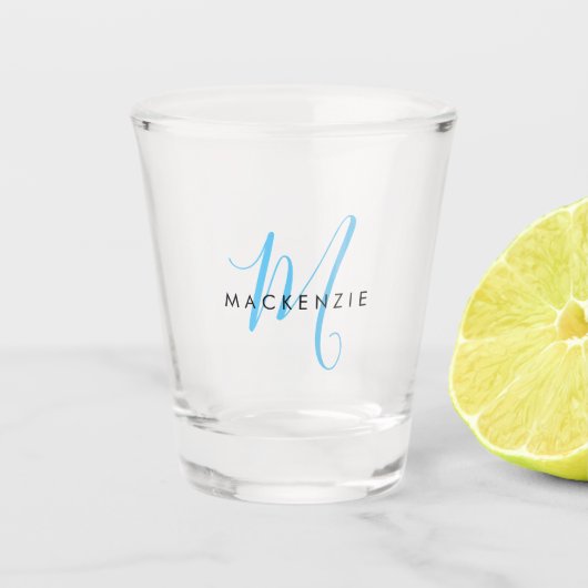 Eleganto Modern Sky Blue Script Monogram Schnapsglas (Vorderseite)