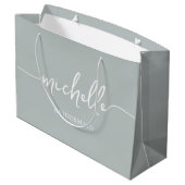 Elegantsage Green Chic Monogram Script Große Geschenktüte (Rückseite Schrägansicht)