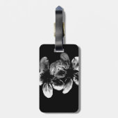 Eleganz im Kontrast: Weiße Blüten auf schwarz Gepäckanhänger (Rückseite vertikal)